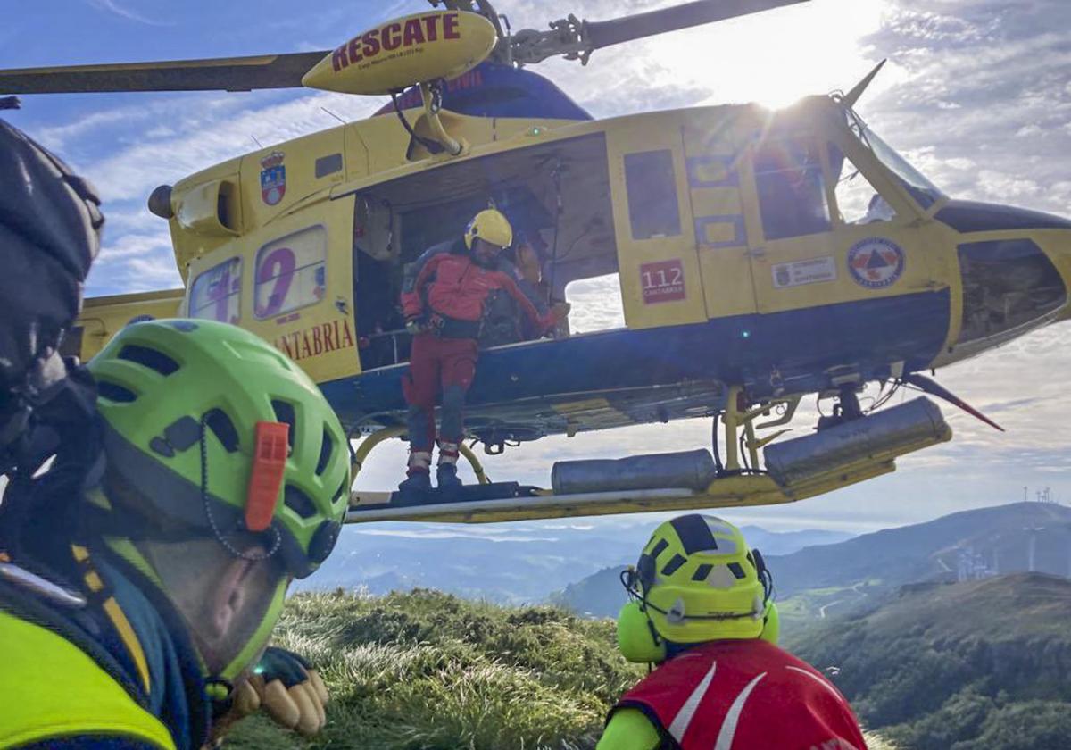 El helicóptero del Gobierno de Cantabria, durante la intervención.