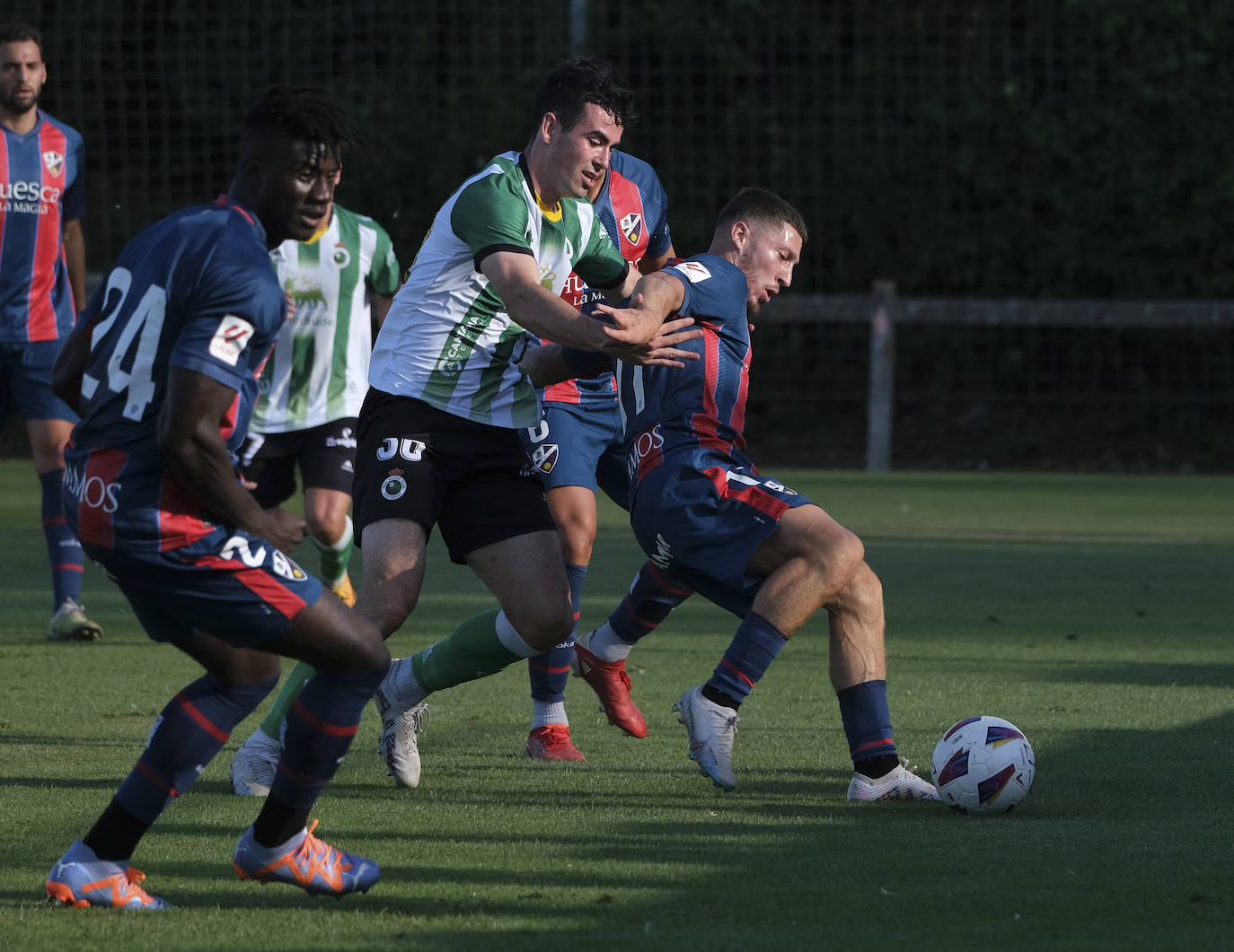 La lucha por el control del balón embarrulló el juego en el medio campo.