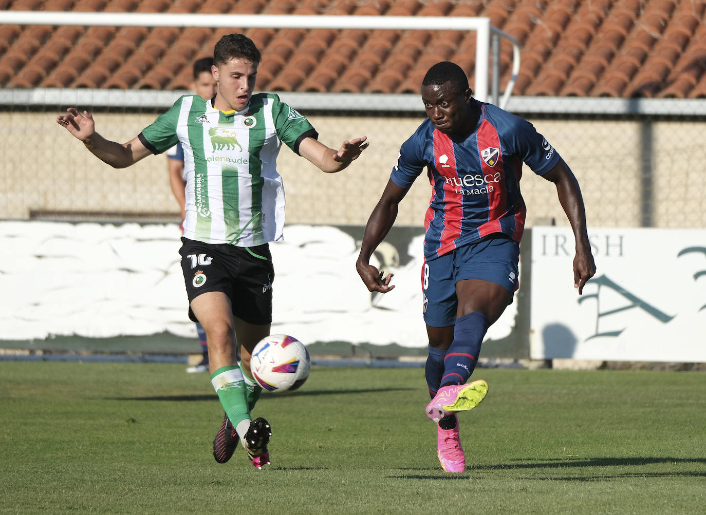 La potencia de los delanteros del Huesca hizo esforzarse a la zaga cántabra.