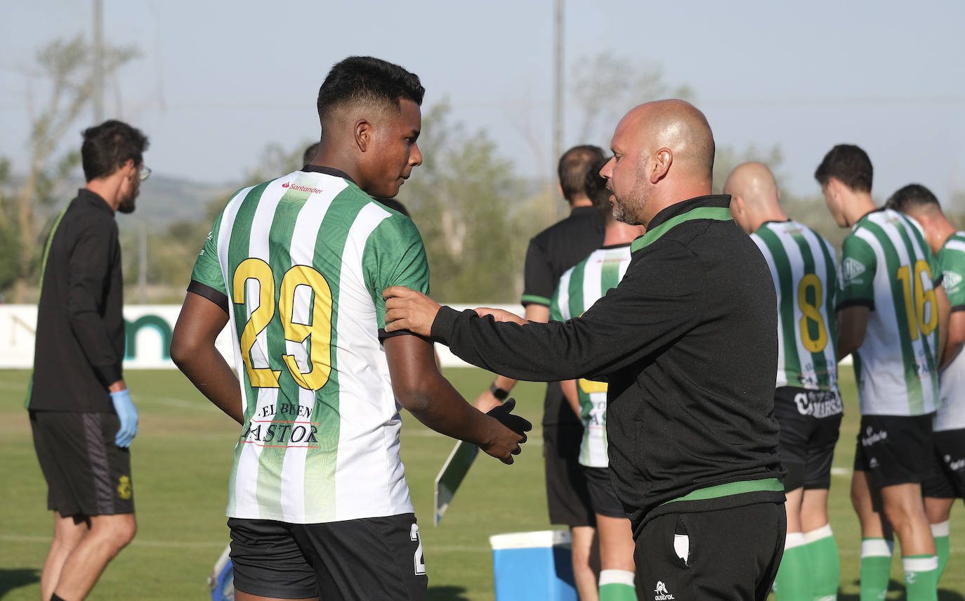 El técnico cántabro dio instrucciones constantemente a sus jugadores.