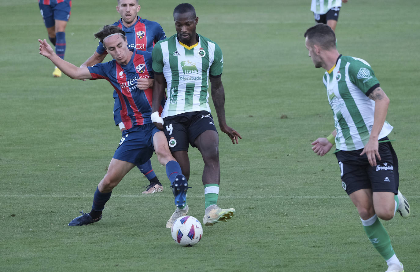 El Racing trató de sacar siempre el balón jugado aunque la presión rival se lo puso díficil.