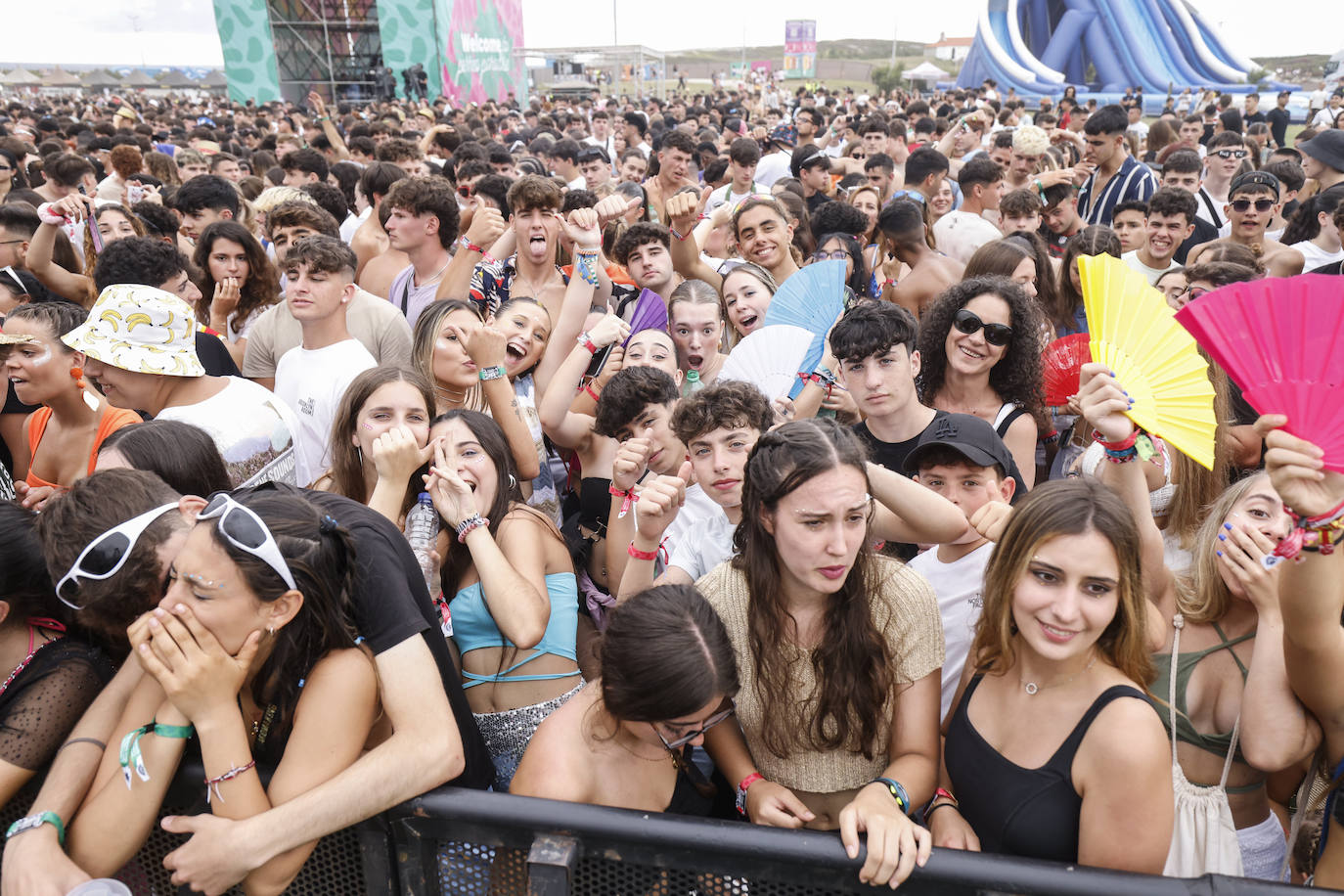 El público, en su mayoría jóvenes, disfrutando de la tarde. 