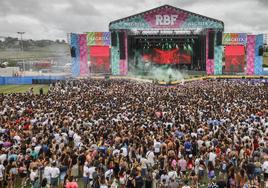 Miles de jóvenes frente al escenario durante las primeras horas del Reggaeton Beach Festival, celebrado en la Virgen del Mar.