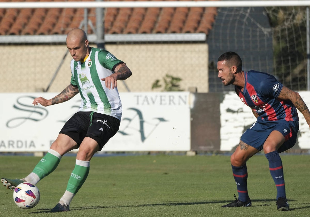 Jorge Pombo controla el balón ante un rival del Huesca en Laguardia.