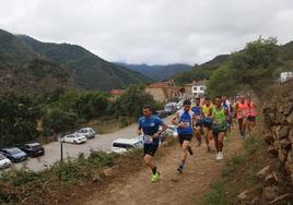 Corredores del Trail 21 Kilómetros, a la salida de Mogrovejo camino de Redo