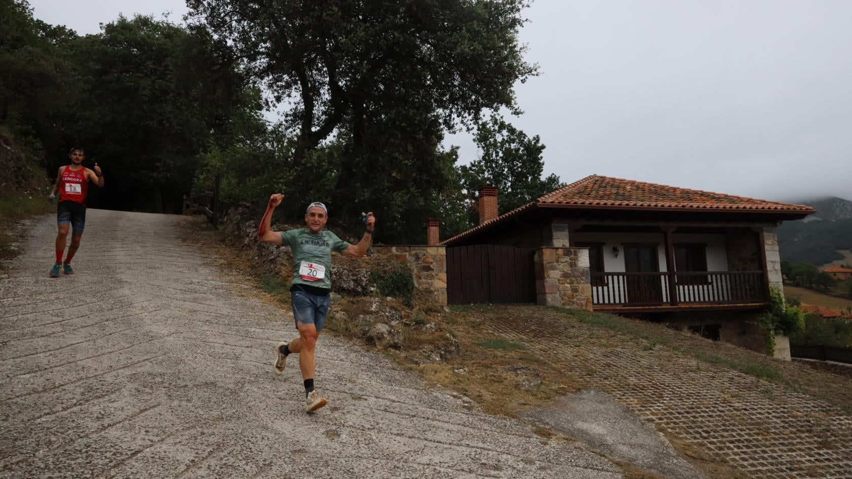 Dos corredores muestran su alegría cerca de la meta en el Trail 21 Kilómetros