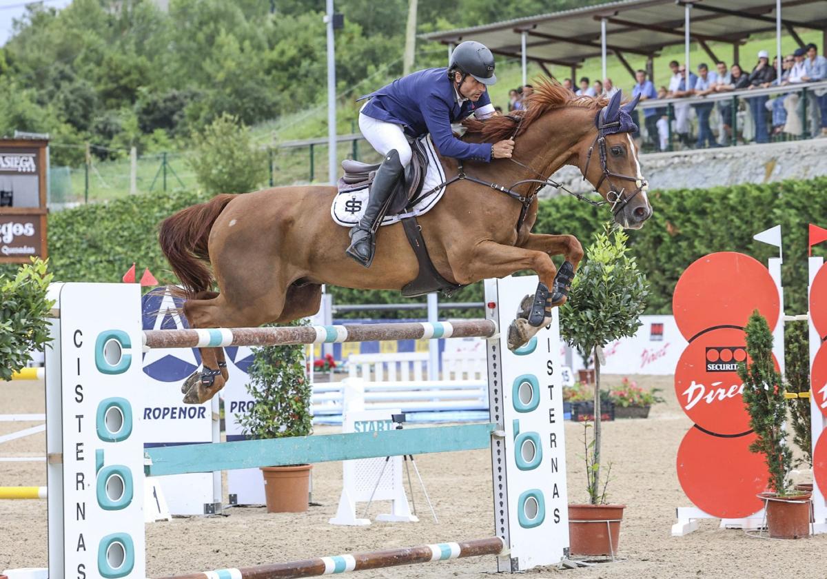 Iván Serrano y Rain Man, en uno de los obstáculos del Trofeo Cisternas Cobo.