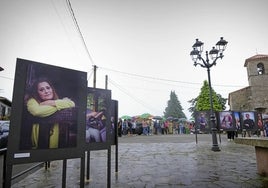 Los vecinos de San Vicente del Monte visitan la exposición en la plaza del pueblo.