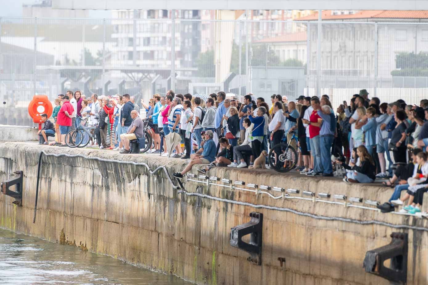 Mucho público en los bajos del Centro Botín para ver la regata.