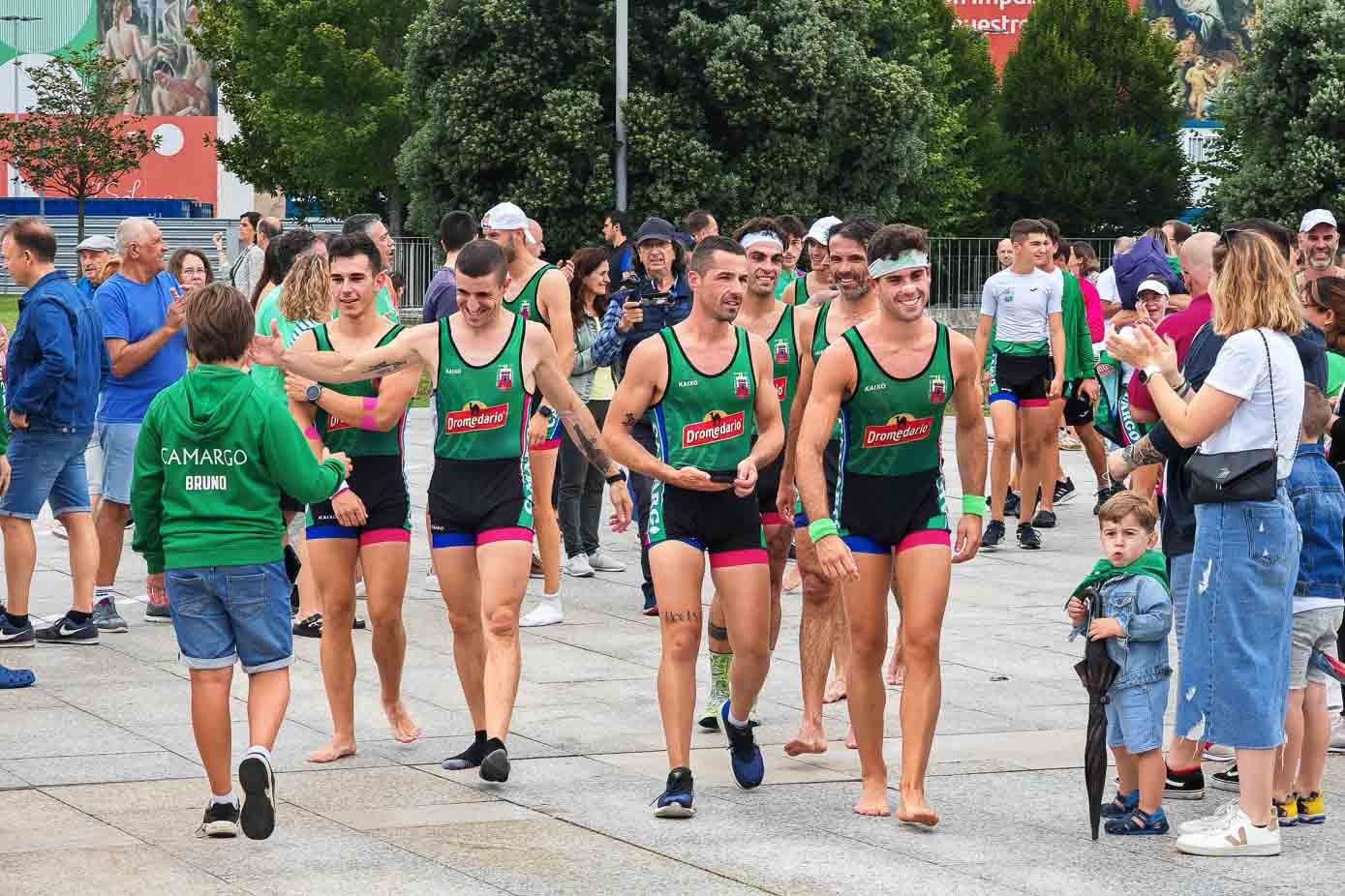 Varios remeros camargueses saludan a un joven aficionado.