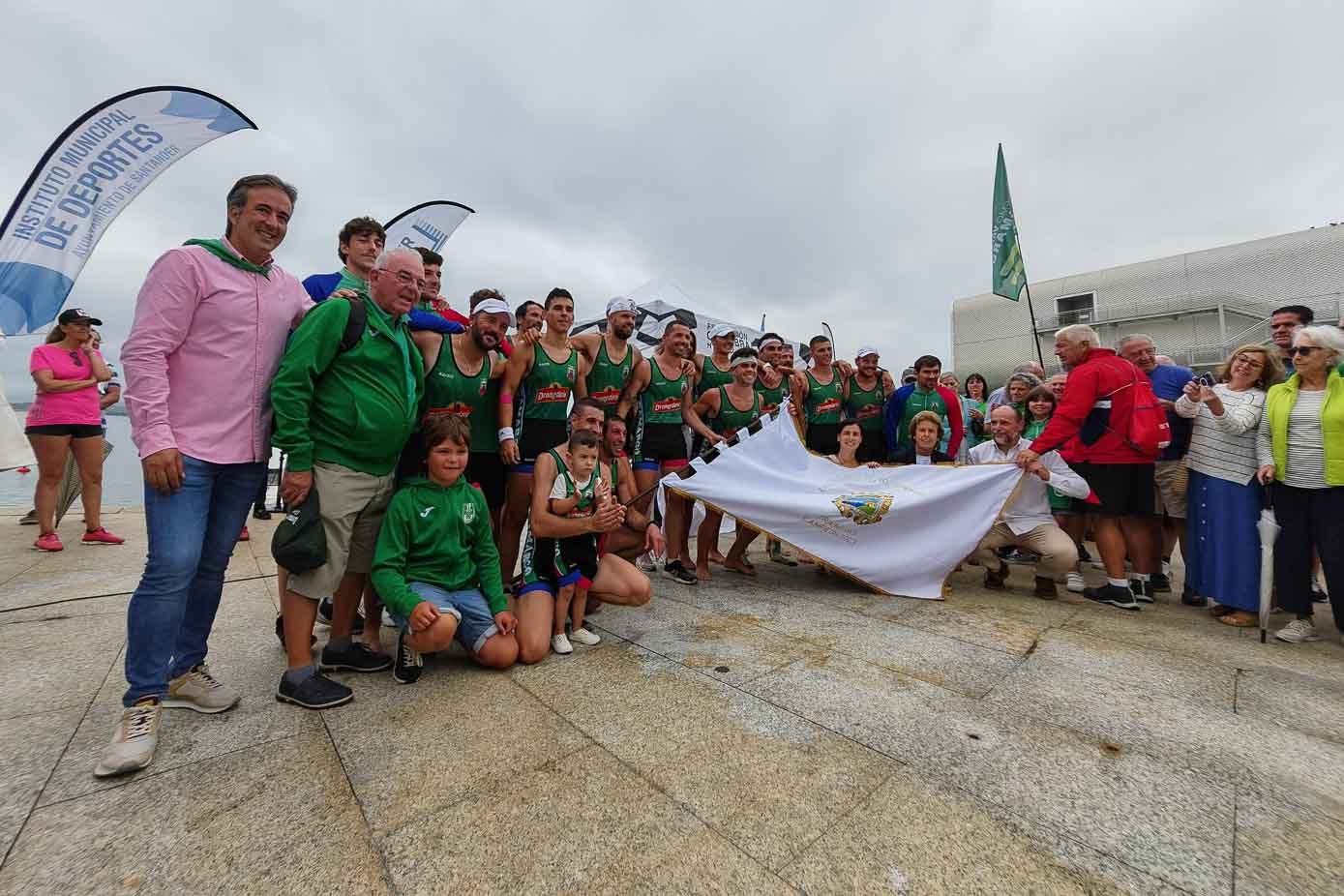 El alcalde de Camargo, Diego Movellán (primero por la izquierda), estuvo celebrando la victoria con los remeros en los muelles. En el centro, de cuclillas, la alcaldesa de Santander, Gema Igual y la concelaja de Deportes, Beatriz Pellón. 