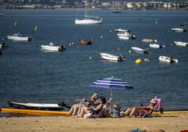 Un grupo de mujeres toma el sol este lunes en la playa de Los Peligros, en Santander.