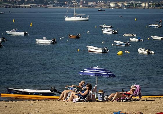 Un grupo de mujeres toma el sol este lunes en la playa de Los Peligros, en Santander.