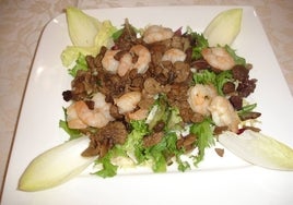 Ensalada templada de setas de cartillo y gambas.