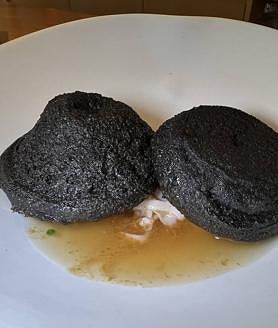 Imagen secundaria 2 - Ssam de bonito marinado y bollitos fritos rellenos de cachón con su caldo.