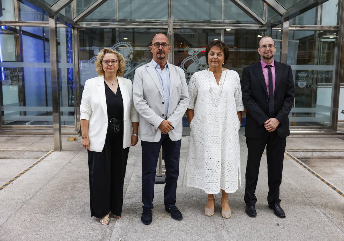 César Pascual, en el centro, junto a sus directores generales María Isabel Priede (Farmacia y Coordinación Sociosanitaria), María Isabel de Frutos (Salud Pública) y Óscar Fernández (Planificació)