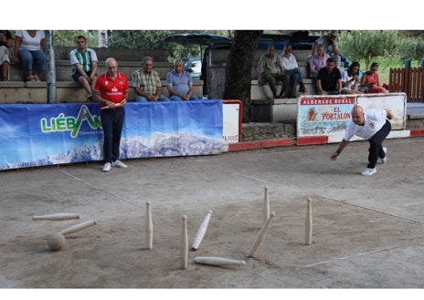 Imagen secundaria 1 - Participantes, autoridades, árbitros y autoridades; Jesús Salmón, birlando, y Gregorio Alonso, entregando en premio a Rubén Haya