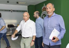 Manolo Higuera y Sebastián Ceria, en los Campos de Sport de El Sardinero. Tras ellos, el jefe de prensa del club, Enrique Palacio.