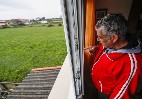 Un vecino de Monte, en Santander, muestra los destrozos que le hicieron los ladrones a principios de año.