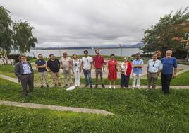 Parte de los asistentes al primer encuentro en defensa del paisaje de Santander, entre ellos, Keruin P. Marínez y Charo Quintana.