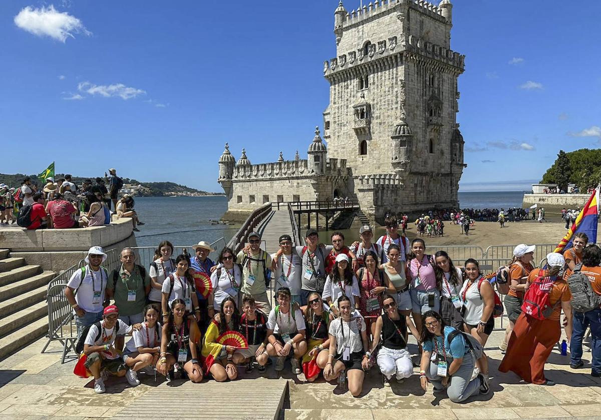 Miembros de la parroquia de Cartes y de la Diócesis de Santander posan junto a la Torre de Belém, en Lisboa.