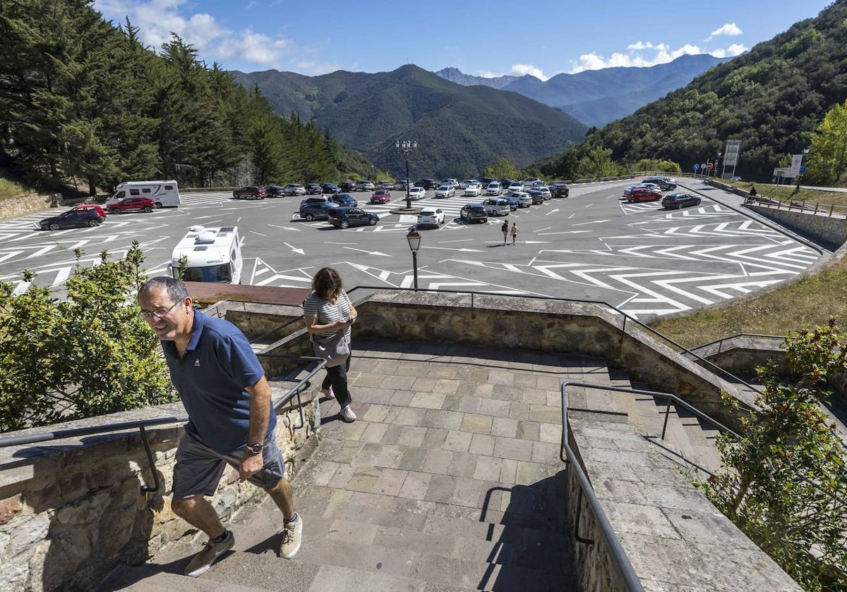 Aparcamiento de Santo Toribio este martes a las doce (hora de la Misa del Peregrino). Unos cincuenta coches y todas las plazas de autobús libres.