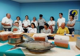 Los participantes posando frente a los productos que se degustaron en el evento