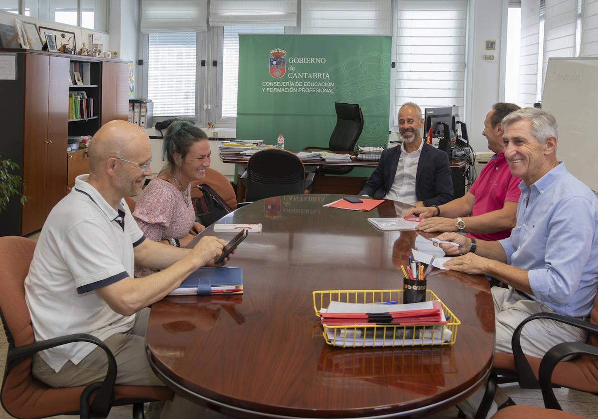 La directores de institutos, al consejero:«Nos tendrá con él si trata de mejorar la educación pública»