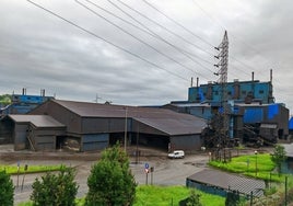 Recinto de Ferroatlántica en Boo, este martes cuando empieza a arrancar un horno.