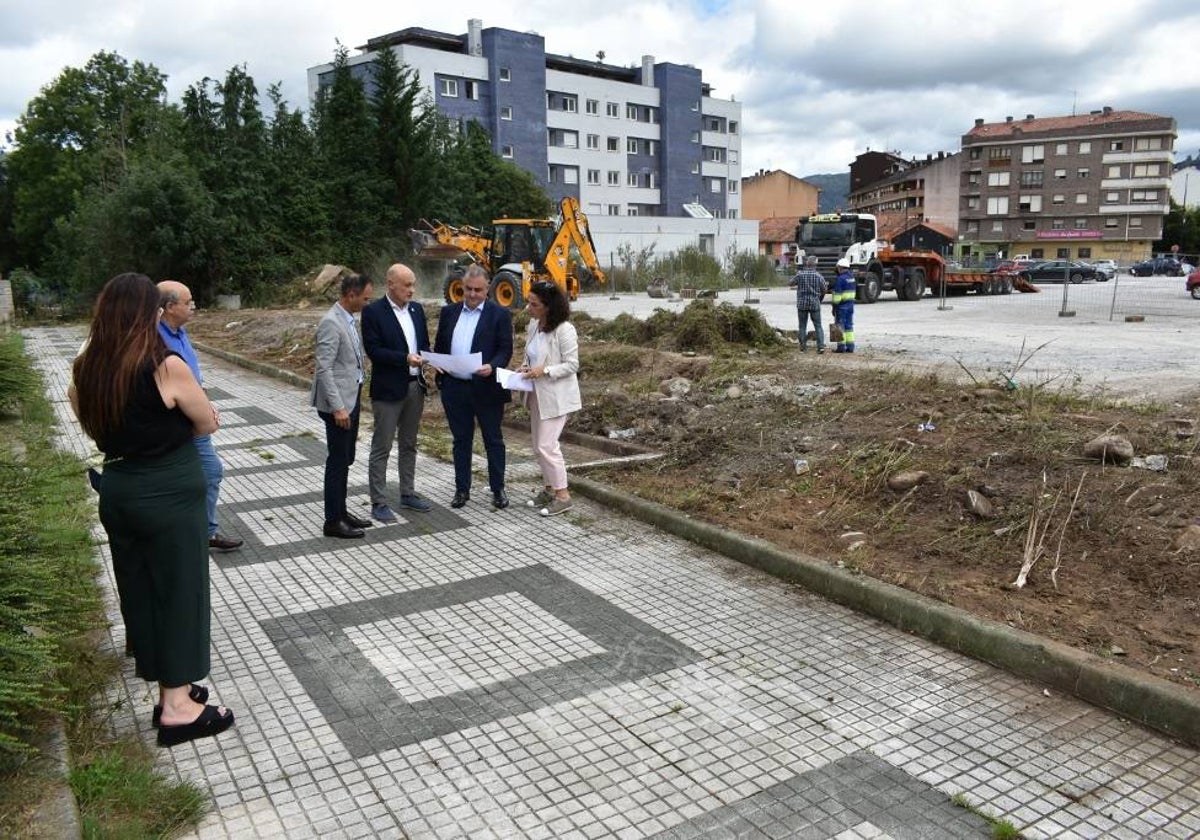 Visita del consejero y el alcalde al inicio de las obras de transformación del centro de Los Corrales.