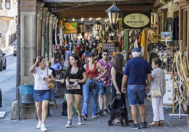 Soportales en el centro de Potes este martes