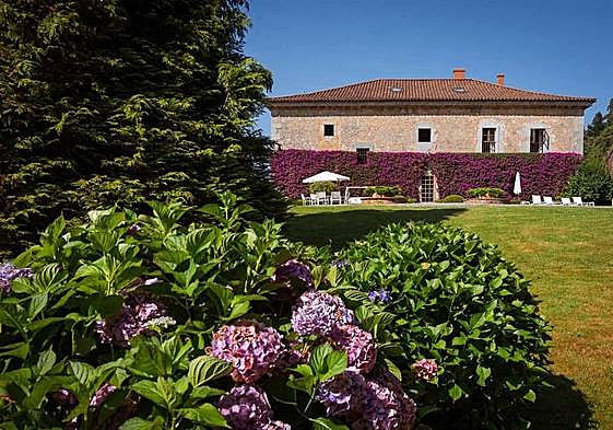 Vista del salón-biblioteca de la casona de La Calleja, en Voto