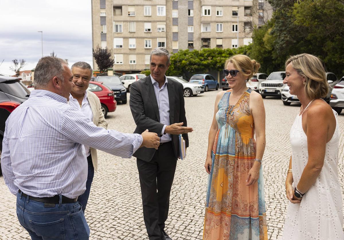 Un momento de la reunión entre la consejera de Turismo y la dirección de la Asociación de Hostelería de Cantabria.