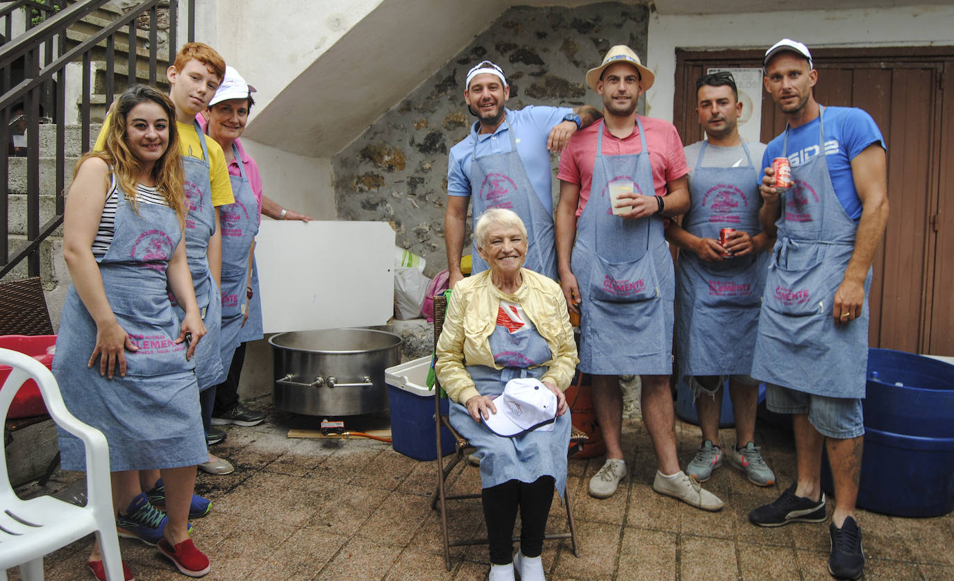 Otro equipo de participantes durante el preparado del guiso.