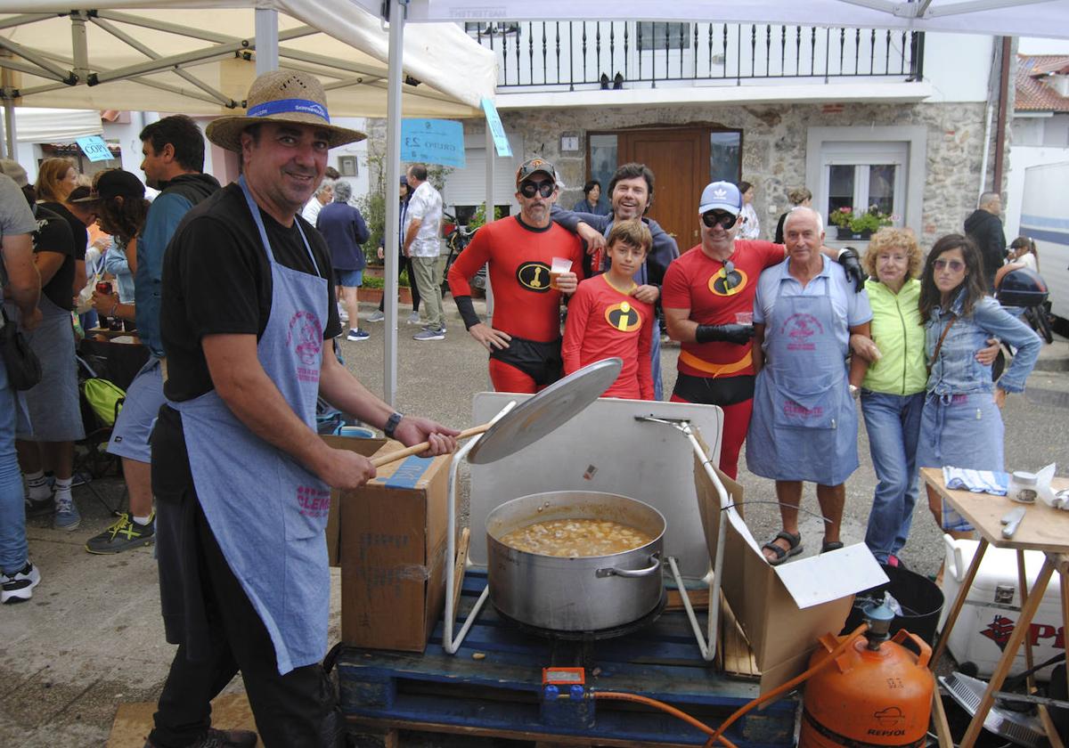 Una de las cuadrilla muestra la perola con el marmite elaborado para el concurso.