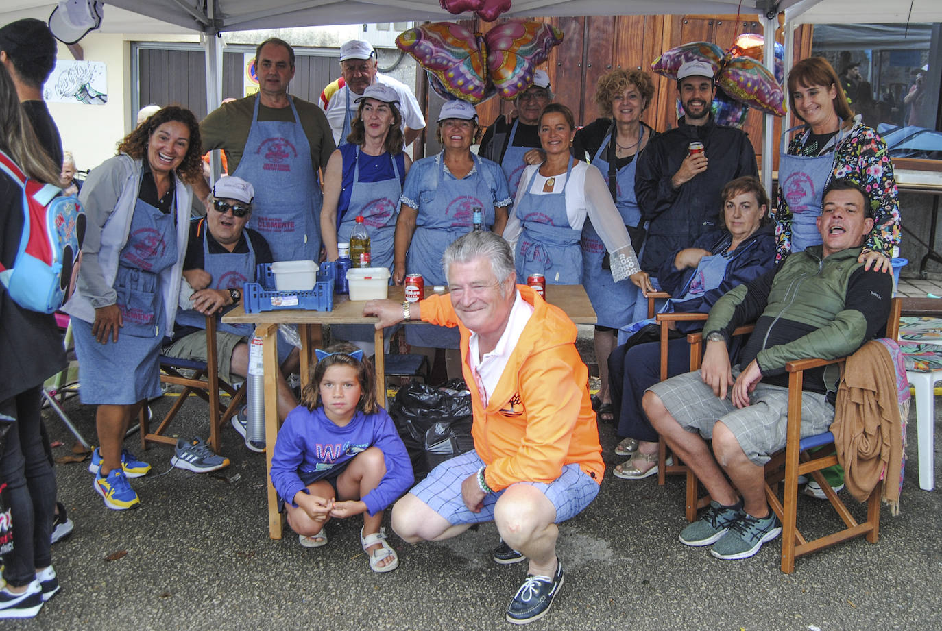 La cita reunió a jóvenes y mayores en torno a la cocina.