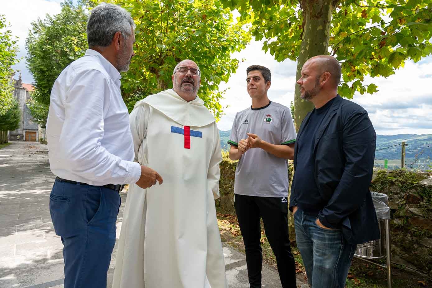 Víctor Diego, Arsenio Llamazares, Íñigo Sainz-Maza y José Alberto conversan en el exterior del santuario.