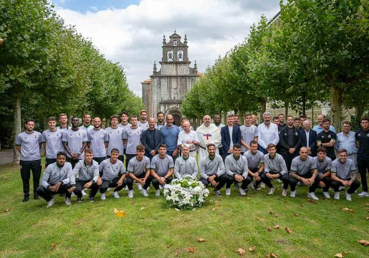 La plantilla, con los nuevos propietarios del club y su entrenador.