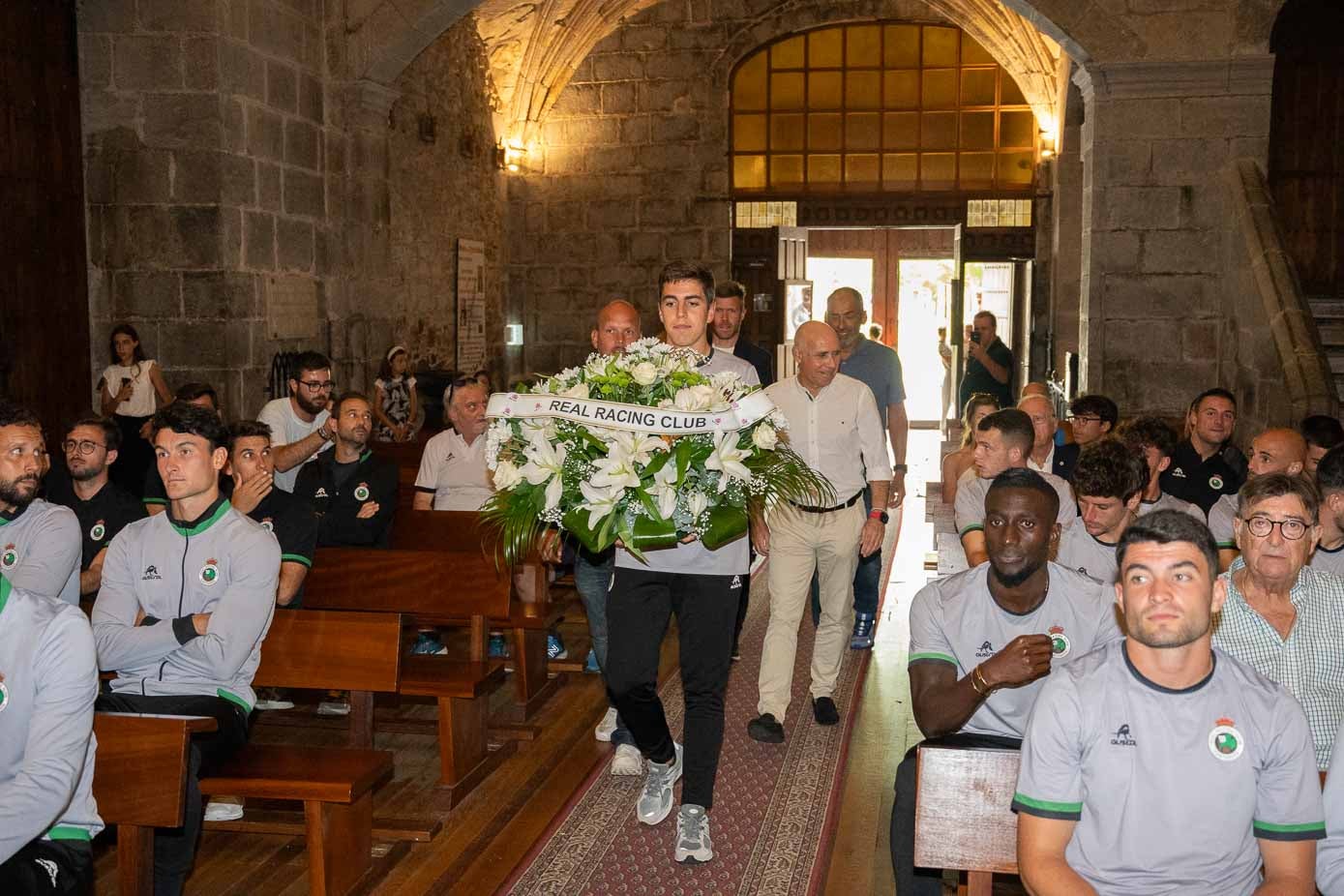 El capitán, Íñigo Sainz-Maza, porta el ramo de flores del Racing como ofrenda a la Bien Aparecida.