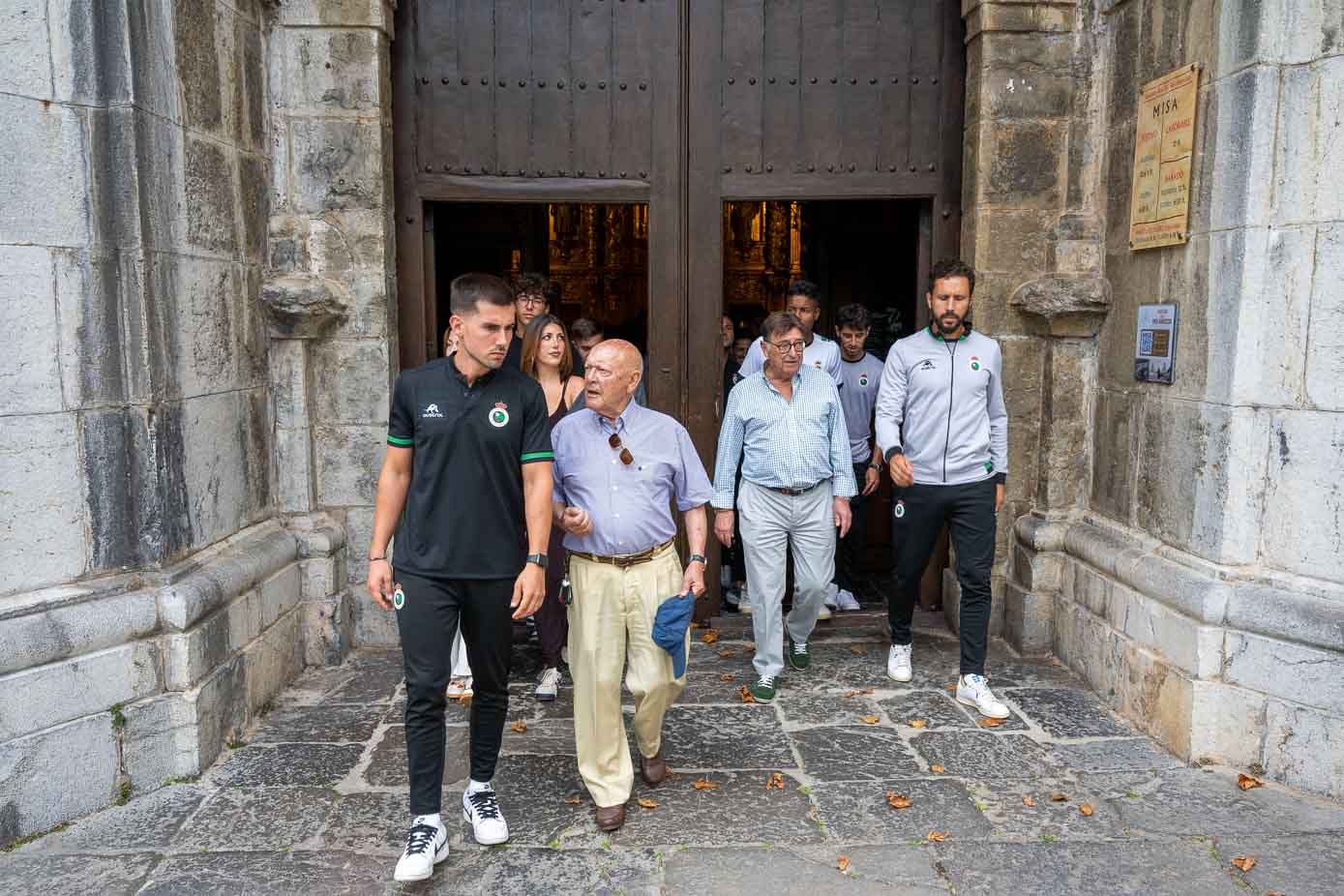 Jugadores y aficionados salen del santuario tras el acto.