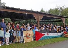 Los menores saharauis que llegaron en julio, junto al equipo de Cantabria por el Sáhara, en la localidad de Boo de Piélagos.