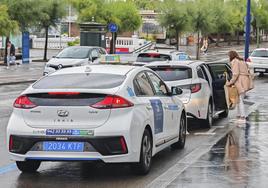 Una mujer, a punto de subirse a un taxi ayer en la zona de El Sardinero.