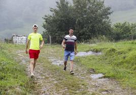 Rubén Fernández, que ayer mismo fue a comprar tres vacas, y Raúl Pérez, descienden de la cabaña en la que perecieron sus animales.