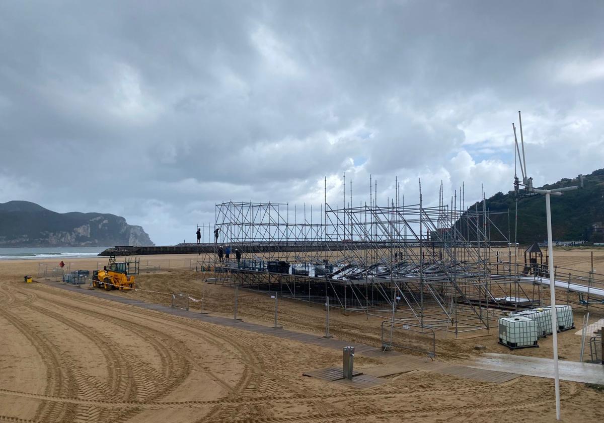 El escenario principal, aún en construcción, se sitúa a la altura de la Cruz Roja.