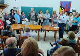 Una de las reuniones mantenidas en las Juntas Vecinales de Santa Cruz de Bezana sobre el coto de caza.