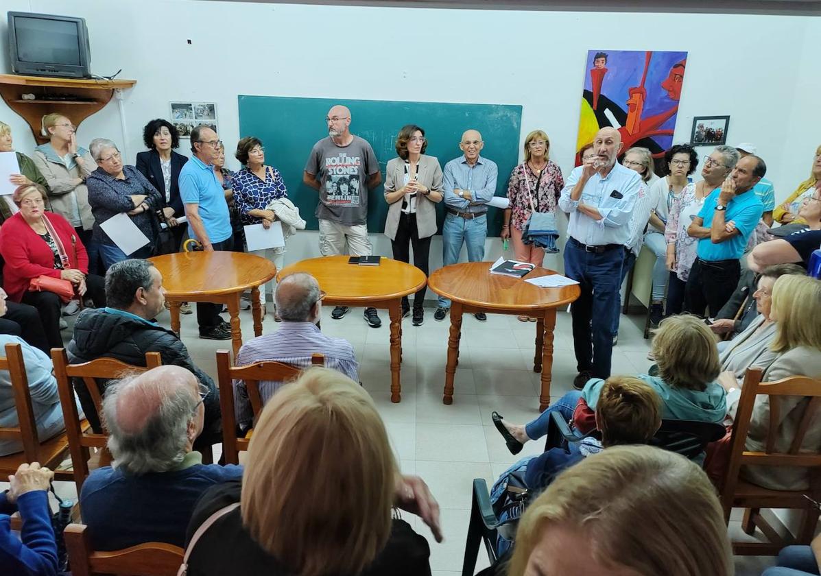 Una de las reuniones mantenidas en las Juntas Vecinales de Santa Cruz de Bezana sobre el coto de caza.