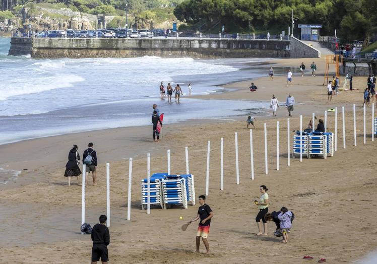 A pesar del mal tiempo, la playa sirve para paseos y juegos.