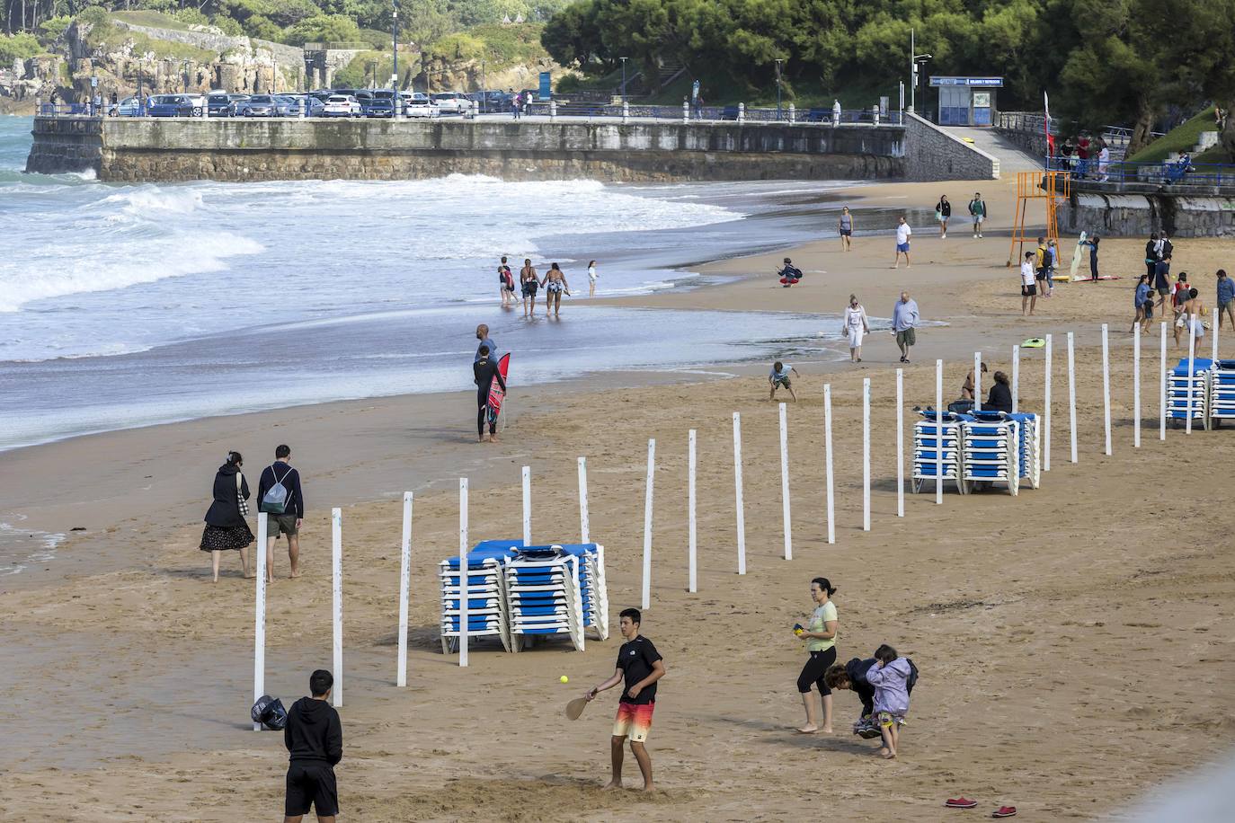 El mal tiempo no impide el uso de la playa apra paseos y juegos. Palas, surf y caminatas