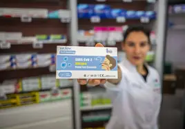 Sonia Cobo, de la farmacia de Monte, en Santander, muestra uno de los test que venden.