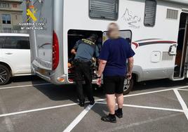 Un agente de la Guardia Civil inspecciona la autocaravana en la que viajaba la familia.